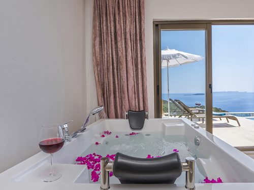  gece  -  Kasım
  | Kaş Yeniköy’de Deniz Manzaralı, Jakuzili Balayı ve Aile Villası – 4 Kişilik Tatil İçin İdeal Seçim